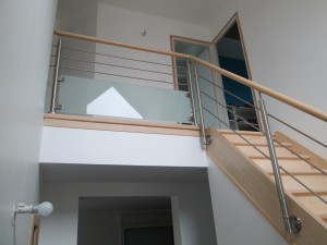 Escalier avec soubassement en verre opaque